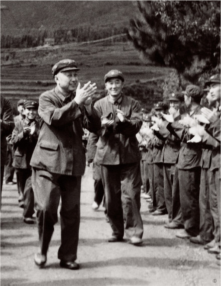 1978年,钱学森等到某反导弹试验基地视察 1978年,钱学森等到某反导弹试验基地视察