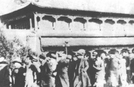 学生示威游行队伍从新华门出发 学生示威游行队伍从新华门出发