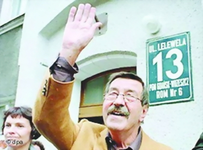 这是君特·格拉斯在童年老屋前留影。
这是君特·格拉斯在童年老屋前留影。