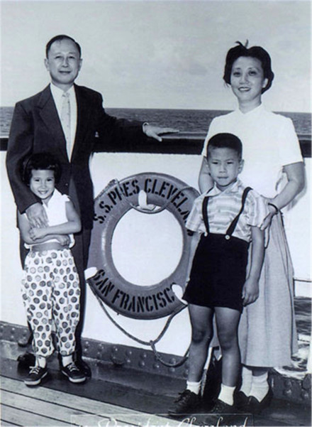 1955年,钱学森与蒋英携孩子乘邮轮从美国回归中国 1955年,钱学森与蒋英携孩子乘邮轮从美国回归中国
