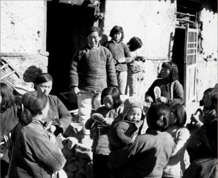 戎冠秀组织妇女纳鞋底 戎冠秀组织妇女纳鞋底