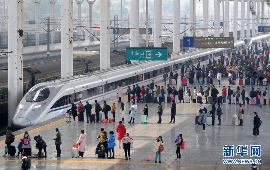 2018年3月3日，旅客在九江火车站站台排队乘车