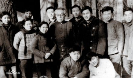 1963年,黄子卿(中戴眼镜者)与北京大学部分同学合影 1963年,黄子卿(中戴眼镜者)与北京大学部分同学合影