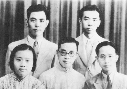 钱穆送别侄子钱伟长(右一)留学美国 钱穆送别侄子钱伟长(右一)留学美国