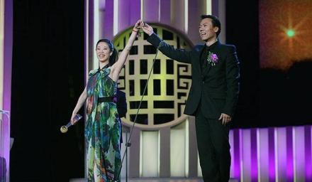 申雪与赵宏博代表中国花样滑冰队领奖 申雪与赵宏博代表中国花样滑冰队领奖