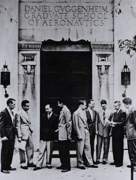 1949年,钱学森(左3)在美国加州理工学院 1949年,钱学森(左3)在美国加州理工学院