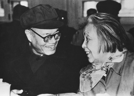 1979年全国政协五届二次会议上,廖沫沙(左)
1979年全国政协五届二次会议上,廖沫沙(左)