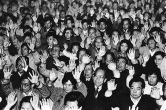 接受“气功大师”指导,正在“发功”的人们 接受“气功大师”指导,正在“发功”的人们