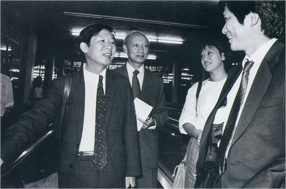 1987年9月15日，中新社代表陈佐洱接待台湾首批来大陆采访记者