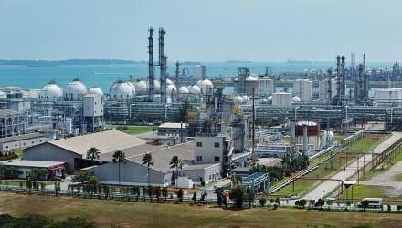 裕廊岛建有炼油设施,是重要的化工基地之一 裕廊岛建有炼油设施,是重要的化工基地之一