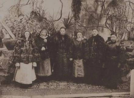 1911年正月嘉兴落帆亭与钱毅甫等合影(右三为沈曾植) 1911年正月嘉兴落帆亭与钱毅甫等合影(右三为沈曾植)