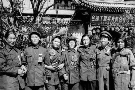 戎冠秀(左一)参加新中国首次全国工农兵劳动模范大会
戎冠秀(左一)参加新中国首次全国工农兵劳动模范大会