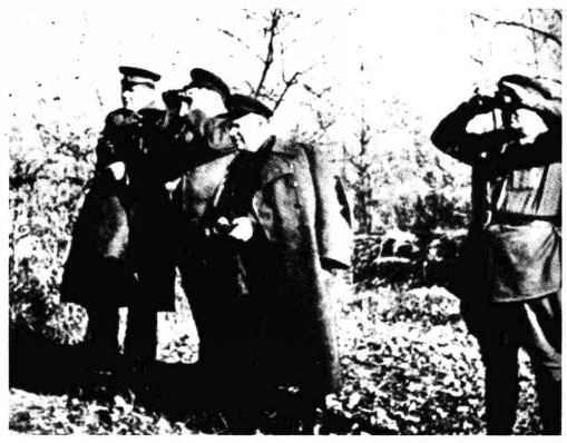 1943年10月赫鲁晓夫（左三）在斯大林格勒