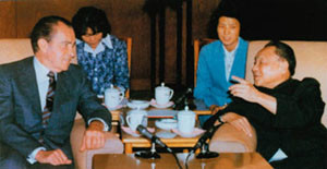 施燕华(后右)为邓小平做翻译 施燕华(后右)为邓小平做翻译