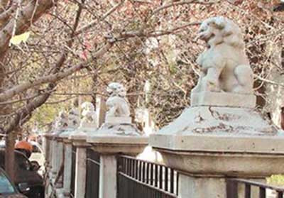 校区石狮子,每只都不同,保护十分完整 校区石狮子,每只都不同,保护十分完整