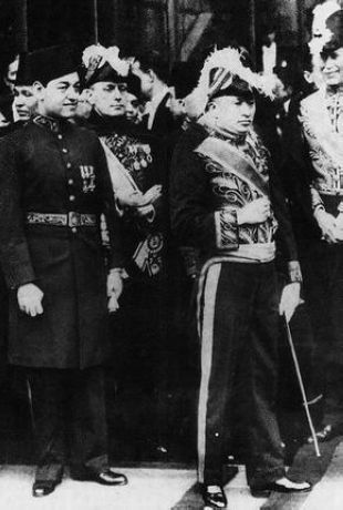 1936年身着西式礼服的时任中国驻法大使顾维钧
1936年身着西式礼服的时任中国驻法大使顾维钧