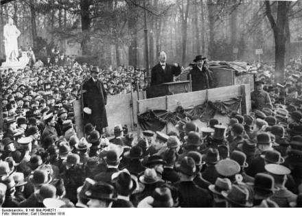 卡尔·李卜克内西在柏林发表演讲 卡尔·李卜克内西在柏林发表演讲