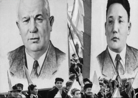 游行队伍中的赫鲁晓夫与泽登巴尔的画像
游行队伍中的赫鲁晓夫与泽登巴尔的画像