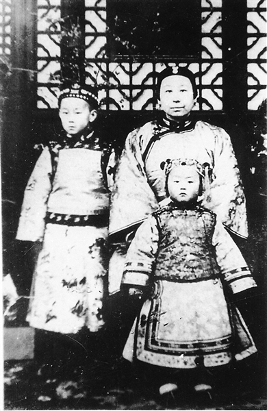 李菊藕与孩子们 李菊藕与孩子们