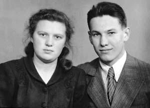 年轻时的叶利钦与夫人奈娜合照 年轻时的叶利钦与夫人奈娜合照