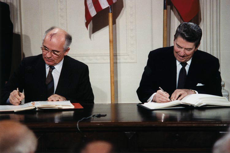 戈尔巴乔夫与里根（右）签署核裁军协议