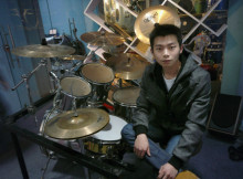 歌手易白在录音棚 歌手易白在录音棚