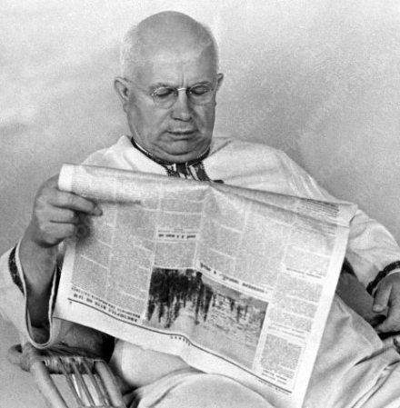 晚年读报的赫鲁晓夫 晚年读报的赫鲁晓夫