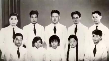 清华大学物理系毕业生合影(前右一于光远) 清华大学物理系毕业生合影(前右一于光远)