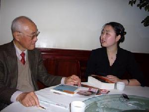 夏志清教授与作家阎延文交谈 夏志清教授与作家阎延文交谈