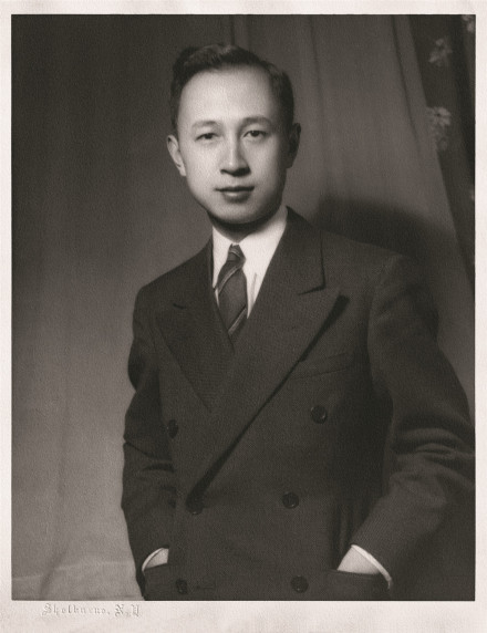 1938年,钱学森在美国加州理工学院留影 1938年,钱学森在美国加州理工学院留影