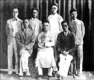 1920年代在北京求学的张我军(中坐者) 1920年代在北京求学的张我军(中坐者)