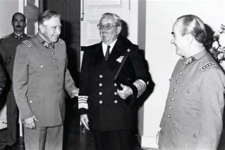 皮诺切特和智利海军总司令何塞·托里维奥·梅里诺上将 皮诺切特和智利海军总司令何塞·托里维奥·梅里诺上将