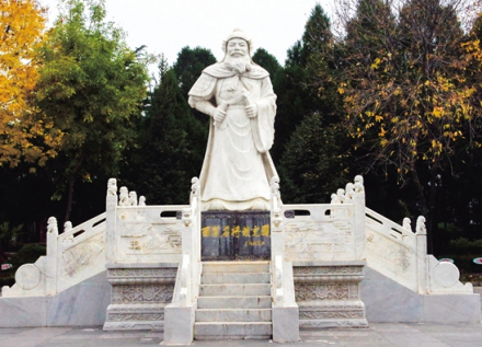 清水县赵充国陵园中的赵充国塑像
清水县赵充国陵园中的赵充国塑像