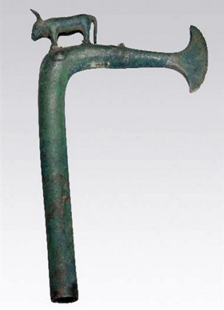 西汉立牛青铜钺