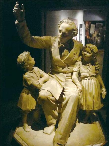 安徒生塑像
安徒生塑像