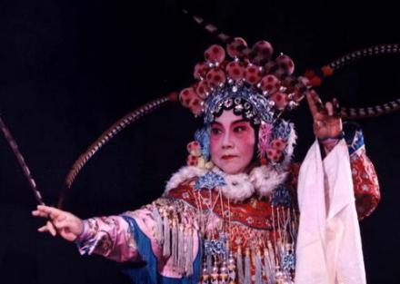 淮剧《女审》中的刀马旦形象(筱文艳饰) 淮剧《女审》中的刀马旦形象(筱文艳饰)