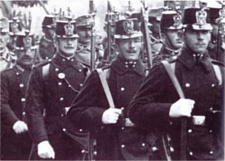 1913年在维也纳街头的奥匈帝国士兵 1913年在维也纳街头的奥匈帝国士兵