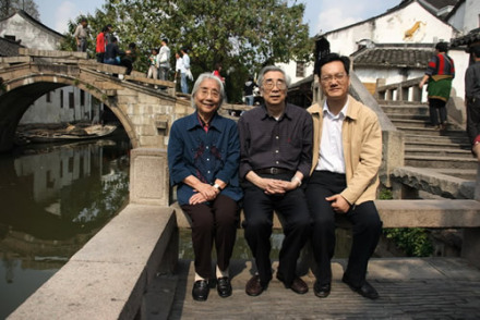 周海婴(中)在周庄 周海婴(中)在周庄