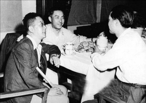 冯乃超(中)与老舍(左)、阳翰笙 冯乃超(中)与老舍(左)、阳翰笙