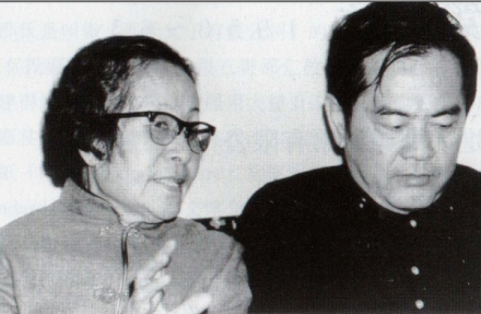 与老舍夫人胡洁青 摄于文革之后 与老舍夫人胡洁青 摄于文革之后