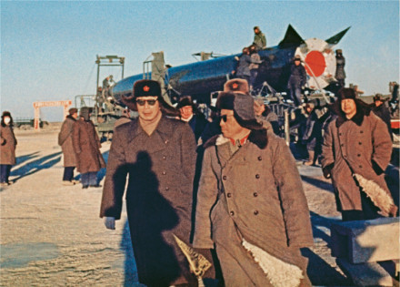 1966年,钱学森(右一)陪同聂荣臻(右三)视察 1966年,钱学森(右一)陪同聂荣臻(右三)视察