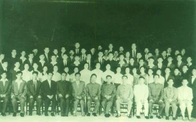 1966郑(后排右三)随周恩来访问阿尔巴尼亚
1966郑(后排右三)随周恩来访问阿尔巴尼亚