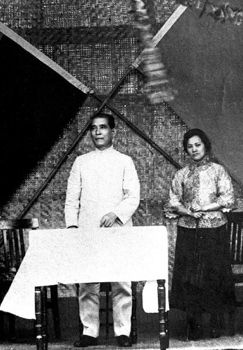 孙中山和宋庆龄在黄埔军校开学典礼上 孙中山和宋庆龄在黄埔军校开学典礼上