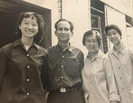20世纪70年代,张抗抗在杭州与父母和妹妹合影 20世纪70年代,张抗抗在杭州与父母和妹妹合影