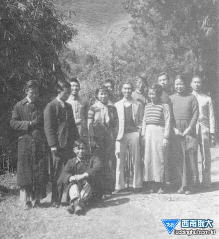 西南联大高原文艺社社员游海源寺合影 西南联大高原文艺社社员游海源寺合影