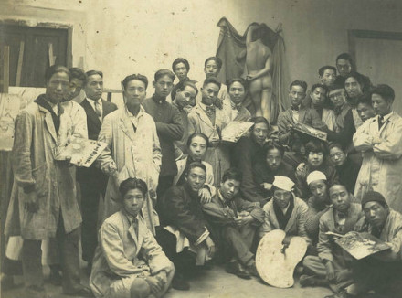 上海美专建校初期,部分师生与人体模特合影
上海美专建校初期,部分师生与人体模特合影