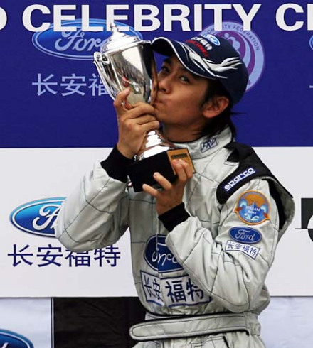 名人慈善赛夺冠
名人慈善赛夺冠