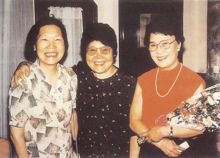 茹志鹃(左一) 茹志鹃(左一)