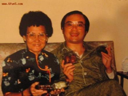 温瑞安和母亲共度中秋 温瑞安和母亲共度中秋