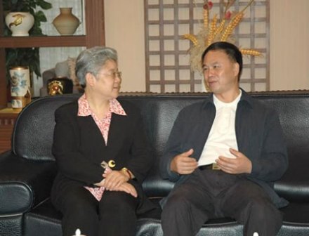 唐闻生(左) 唐闻生(左)